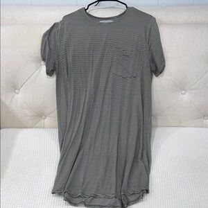 Abercrombie & Fitch Gray and White Striped Crew Neck Tee